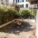 아파트 Newly Renovated Next To With Private Terrace