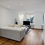 아파트 Newly Renovated Next To With Private Terrace 취리히