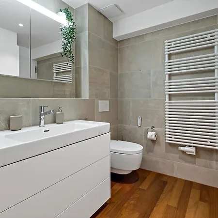 Апартаменти Newly Renovated Next To With Private Terrace